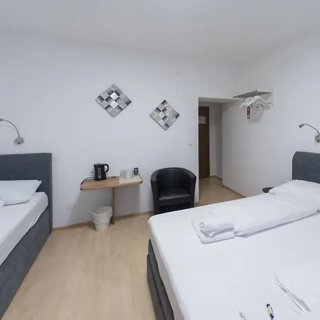 Heimgartl Oda ve Kahvaltı 3*